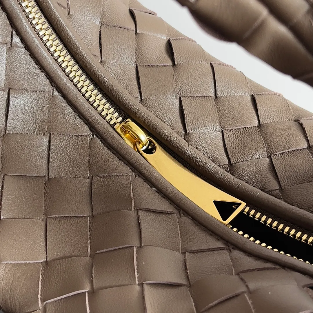 Batch 1120 Bottega veneta͙.——The latest woven knotted hobo🔥 The top-grade lambskin leather is very soft, the bag shape is unique, practical and durable. It retains the traditional woven elements while being a little more flamboyant ~ Made of hand-woven sheepskin, zipper opening and closing, curved seamless structure, effortless to match. Highly recommended⚠️⚠️⚠️ The highest-end in the market🌈 Welcome to compare [all shipped from the factory with a full set of packaging] size: 23x15x5cm.   Model: 651876